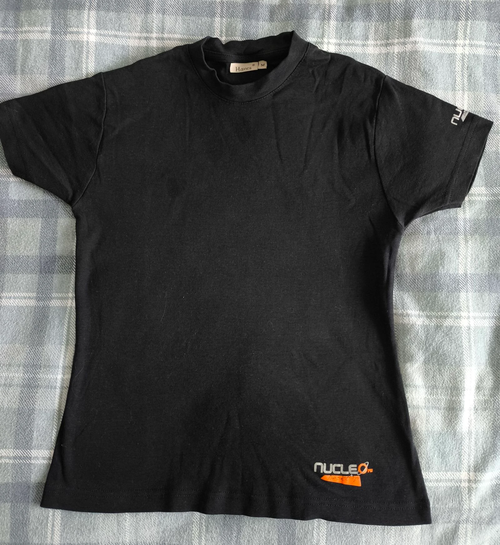 Camiseta negra con logo 